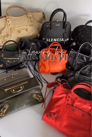 在白色背景上展示的彩色 Balenciaga 手提包系列。 — 巴黎世家 壁紙