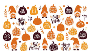 秋季主題的小矮人和南瓜，帶有橙色和棕色的文字，如「Happy Fall」和「Fall Vibes」。 — 可愛萬聖節桌面 壁紙
