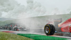 F1賽車在暴雨中於濕滑賽道上疾馳。 — 賽車 壁紙