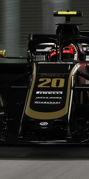 車庫中的黑金色一級方程式賽車與車手頭盔。 — F1 2019 壁紙
