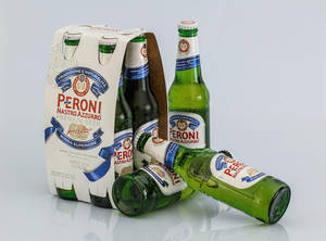 六瓶 Peroni Nastro Azzurro 啤酒，一瓶躺在白色表面上。 — 啤酒 壁紙