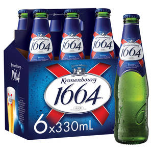 六罐裝Kronenbourg 1664啤酒，瓶身和盒上有冷凝水珠。 — 啤酒 壁紙