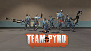 身穿藍色制服的Team Pyro士兵在走廊中手持火焰噴射器和爆炸物。 — 絕境要塞2 壁紙