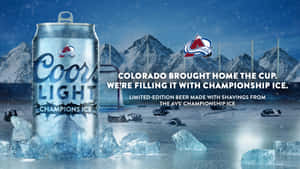 Coors Light Champions Ice 啤酒罐放在冰上，背景是白雪覆蓋的山脈和冰球裝備，夜晚。 — 雪山 壁紙