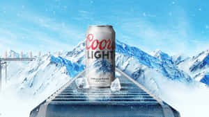 Coors Light啤酒罐放在積雪傳送帶上，以山脈為背景。 — 塔橋 壁紙