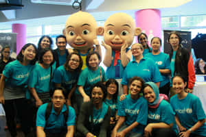 一群人擺姿勢拍照 — Upin Ipin 壁紙