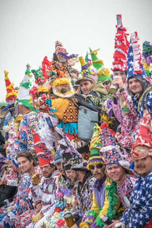 穿著節日服裝和高帽子的人群在慶祝活動中微笑。 — 慶祝 壁紙