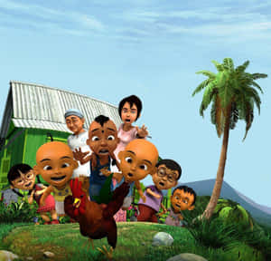 兒童和一隻公雞在熱帶庭院中，有綠色房屋和棕櫚樹。 — Upin Ipin 壁紙