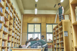 一群孩子坐在圖書館裡 — 我們都死了 壁紙