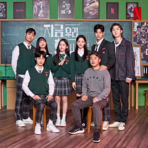 在帶有Netflix海報的教室中的學生和老師群體。 — iPad (A16) 壁紙