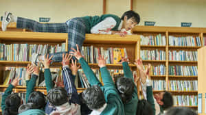 一群學生在書架上跳躍 — 我們都死了 壁紙