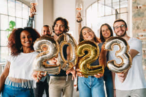 朋友們手持2023氣球和酒杯在室內慶祝。 — 新年快樂 2020 壁紙