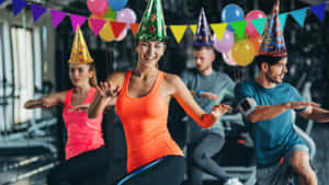 戴著派對帽的人在裝飾過的健身房裡運動。 — 生日快樂蛋糕 壁紙