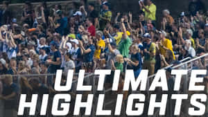 粉絲在日間體育賽事中歡呼，帶有「ULTIMATE HIGHLIGHTS」文字。 — 運動 壁紙