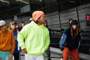 年輕人穿著色彩繽紛的街頭服飾在人行道上。 — 阿盧·阿瓊 壁紙