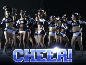 身穿藍白制服的啦啦隊員與發光的「CHEER!」圖案一起充滿活力地擺姿勢。 — 啦啦隊 壁紙
