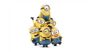 Minions堆疊成金字塔，表情歡樂。