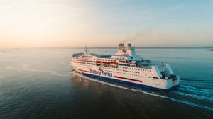 Brittany Ferries 渡輪在金色日落時分在海洋上巡航 — 郵輪 壁紙