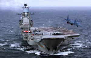 軍用航空母艦在波濤洶湧的海面上發射噴射機。 — 空軍 壁紙