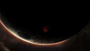 一艘紅色發光的太空船在太空暮色中繞著一顆黑暗行星運行。 — 5120x2880 壁紙