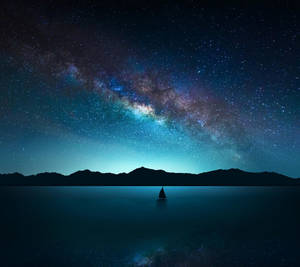 銀河星空下寧靜湖面上的帆船 — 星空動畫 壁紙