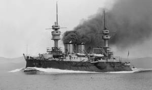 一艘大型戰艦在海洋上航行，煙囪冒著煙。 — 百慕達 壁紙