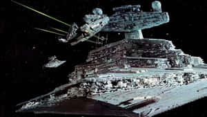 星際驅逐艦在星空背景下於太空戰中發射綠色雷射。 — 星際大戰 壁紙