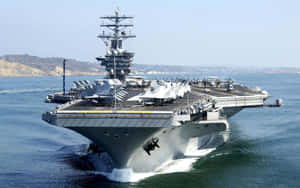 一艘大型航空母艦在海洋上航行，甲板上有戰鬥機。