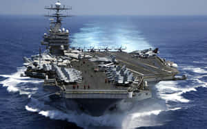 航空母艦在海洋中航行，甲板上有戰鬥機。
