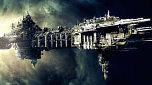 一艘巨大的哥德式太空船漂浮在發光的星雲之上，下方有倒影。 — 太空船 壁紙