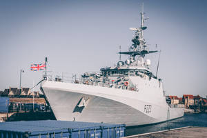 日落時分，灰色軍艦停泊在港灣，懸掛英國國旗。 — 英格蘭國旗 壁紙