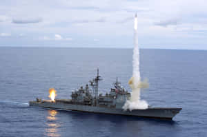 軍艦在開闊的海洋上空向天空發射飛彈