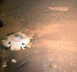 火星表面墜毀的太空船殘骸，散落著碎片。 — 火星人布魯諾 壁紙