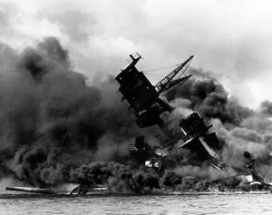 一艘正在下沉的軍艦在海上被煙霧和火焰吞沒。 — 珍珠港 壁紙
