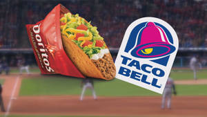 棒球場上方的Taco Bell Doritos Nacho Cheese墨西哥捲餅廣告。 — 塔可 壁紙