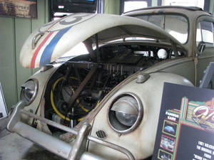 1961年經典福斯金龜車賽車在博物館車庫內打開引擎蓋。 — 飆車辣妹 壁紙