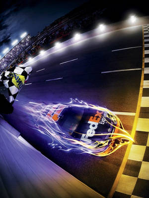 FedEx賽車在夜間帶著發光動態軌跡衝過終點線。 — 聯邦快遞 壁紙