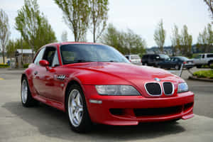 紅色BMW Z8跑車停放在停車場，後面有樹木。 — Mercedes Benz C300 壁紙
