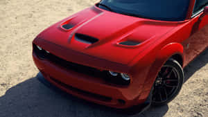 陽光下礫石地上的紅色Dodge Challenger RT跑車。 — 道奇挑戰者 壁紙