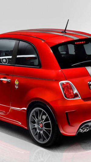 紅色Fiat 500 Abarth跑車，帶有賽車條紋和銀色輪圈，在攝影棚環境中。 — 飛雅特 壁紙