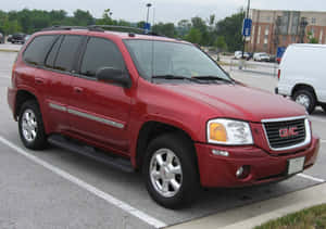 紅色GMC Envoy SUV停放在市區停車場。 — 低調 壁紙