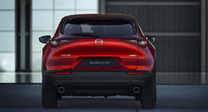 紅色Mazda CX-30 SUV在現代工作室環境中的後視圖 — 馬自達 壁紙