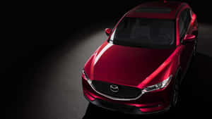 紅色Mazda SUV在工作室聚光燈下，背景黑暗。 — 馬自達 壁紙