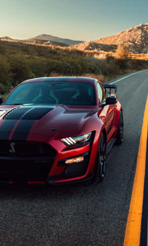 紅色 Shelby Mustang GT500 在山路上，日落時分 — Tecno Megapad 壁紙