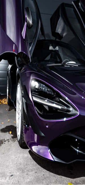 紫色McLaren跑車，車門打開，停在濕漉漉的路面上，有秋天的落葉。 — Galaxy M 壁紙