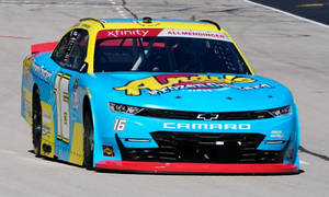 藍色和黃色的 NASCAR 賽車，號碼 16，在賽道上疾馳。 — 賽車 壁紙