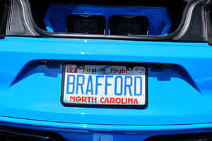 藍色汽車尾部，北卡羅來納州車牌顯示Brafford。 — Surface Laptop 壁紙