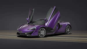 紫色McLaren 570S超級跑車剪刀門打開停在攝影棚賽道上。 — iMac 壁紙