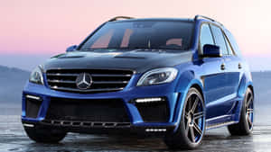 藍色賓士SUV停在濕滑路面，暮色時分 — Mercedes-Benz 壁紙