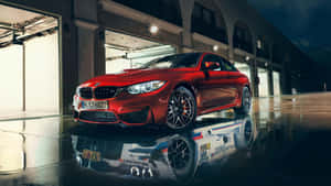紅色BMW M4跑車夜間停泊，濕路面有倒影。 — Mercedes Benz C300 壁紙